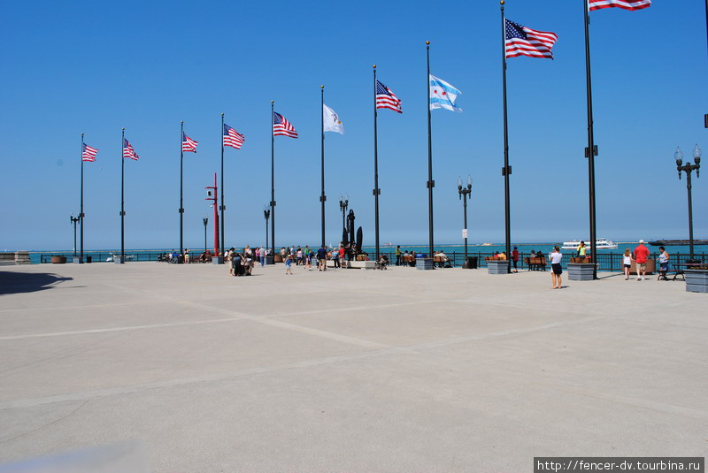 Пирс военно-морской. Здесь есть памятник американским морякам, в лучших чикагских традициях украшенный десятком флагов.