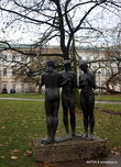 Скульптуры рядом с парком