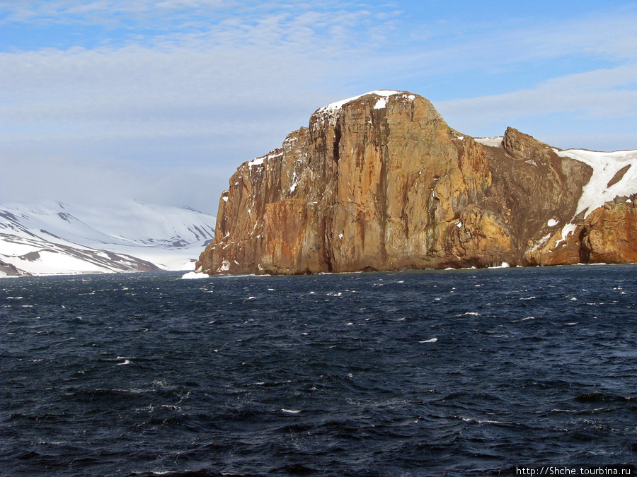 Бухта имеет узкий вход, только 230 м в ширину, который называют Neptunes Bellows Остров Десепшн, Антарктида