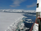 Капитан осторожно, сперва попробовав толщину льда по касательной к льдине, начал побиваться через лед к берегу