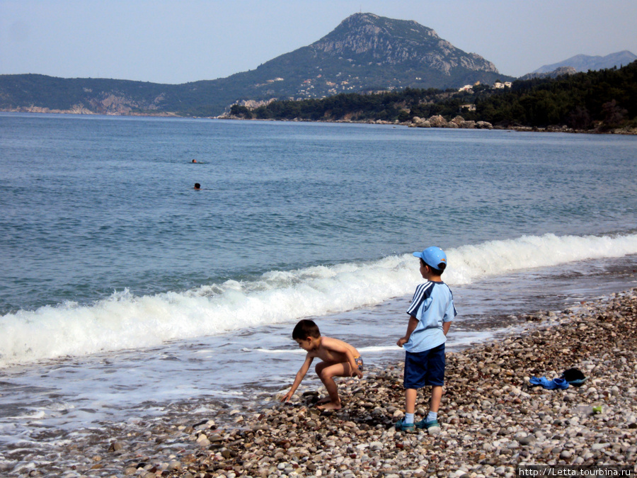 Ребята на пляже Шушань, Черногория