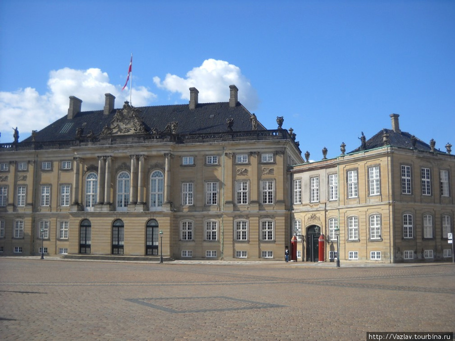 Фрагмент дворцового ансамбля; в правой части кадра видны будки караульных гвардейцев Копенгаген, Дания