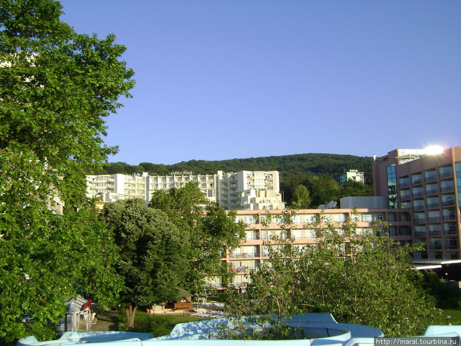 Отели Лилия (на переднем плане), Голден Бич и Бриз Золотые Пески, Болгария