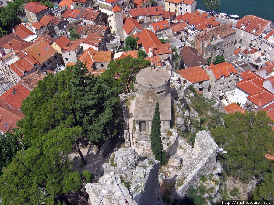 и вот мы у подножия башни, смотровая осталась внизу Омиш, Хорватия