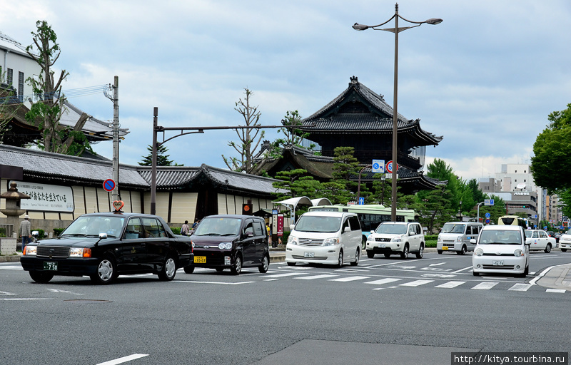 Улица перед Восточным Хонгандзи (и его ворота). Киото, Япония