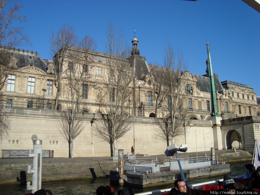 Париж. Вид Лувра с корабля. Париж, Франция