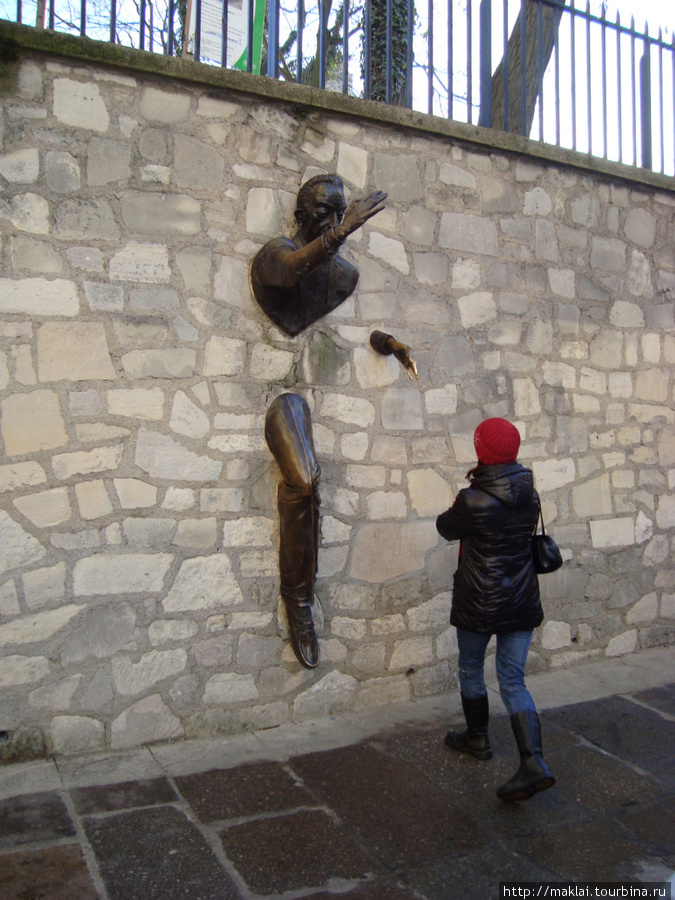 Париж. Монмартр. Человек, выходящий из стены. Париж, Франция