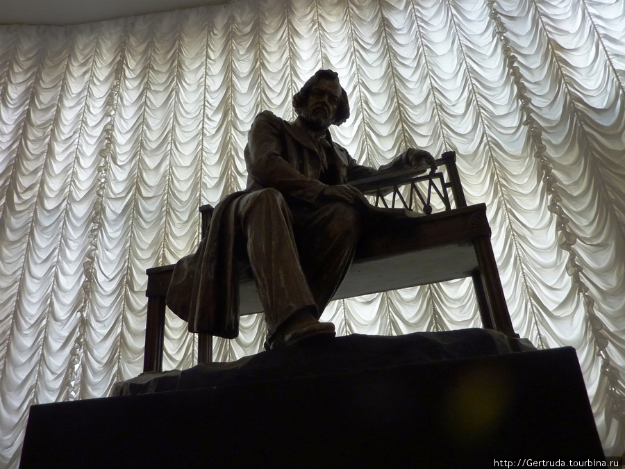 Скульптура М.И. Глинки на лестнице ведущей в зал. Санкт-Петербург, Россия