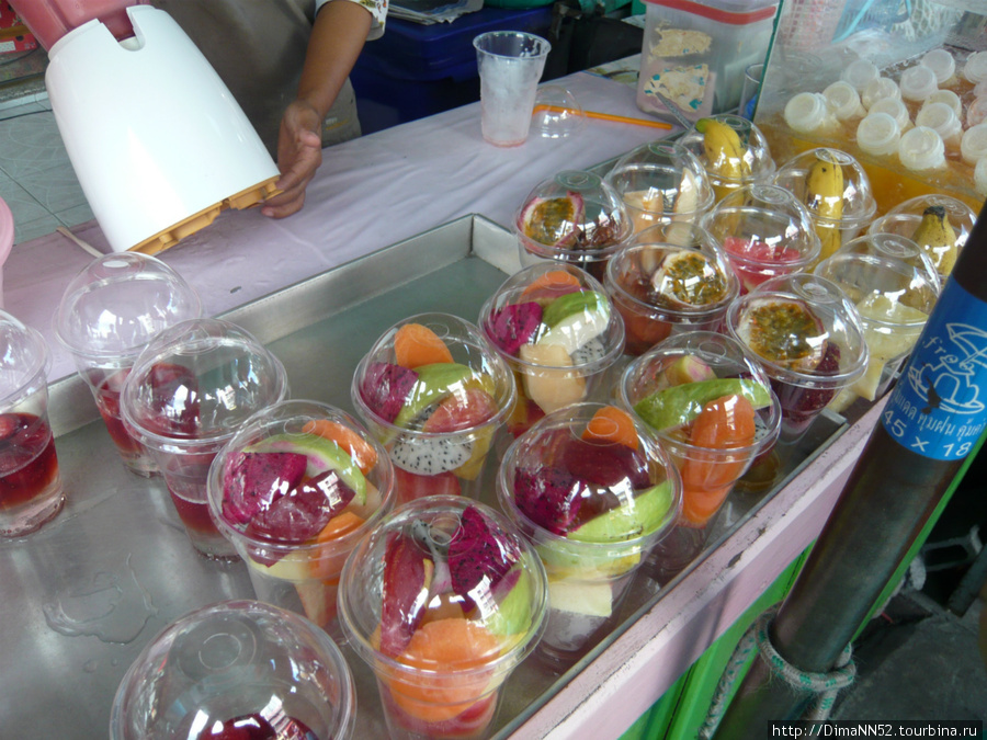 Полуфабрикаты для приготовления фруктового коктейля со льдом. Таиланд