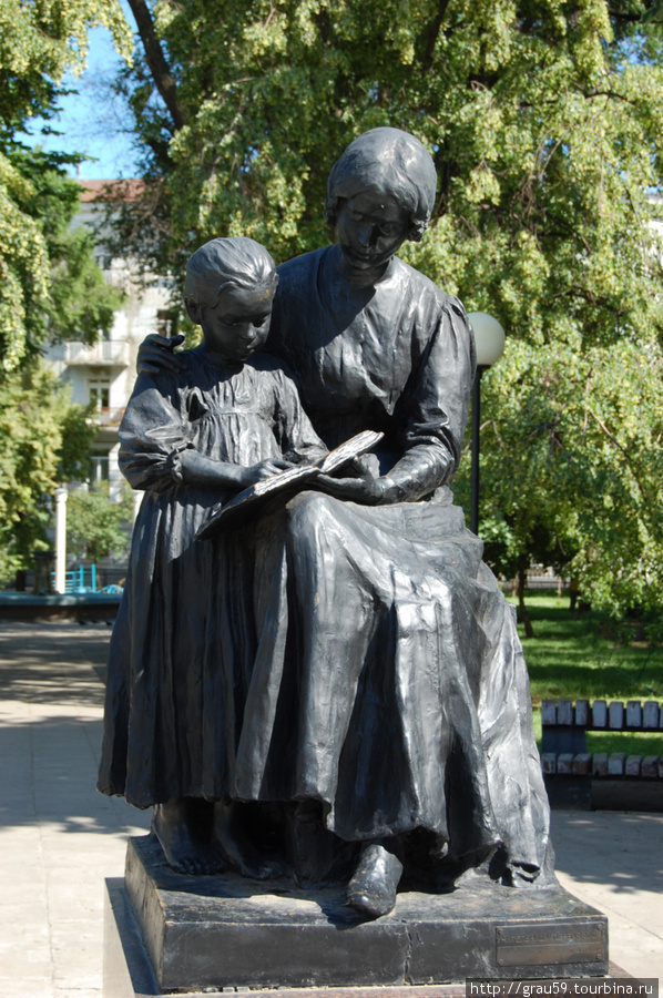Памятник Первой учительнице Саратов, Россия
