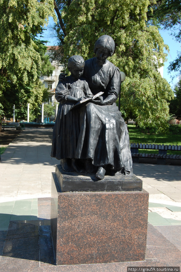 Памятник Первой учительнице Саратов, Россия