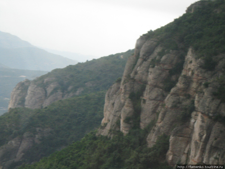 Montserrat-распиленная гора.Действующий мужской монастырь Монастырь Монтсеррат, Испания