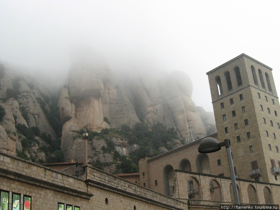 Montserrat-распиленная гора.Действующий мужской монастырь Монастырь Монтсеррат, Испания