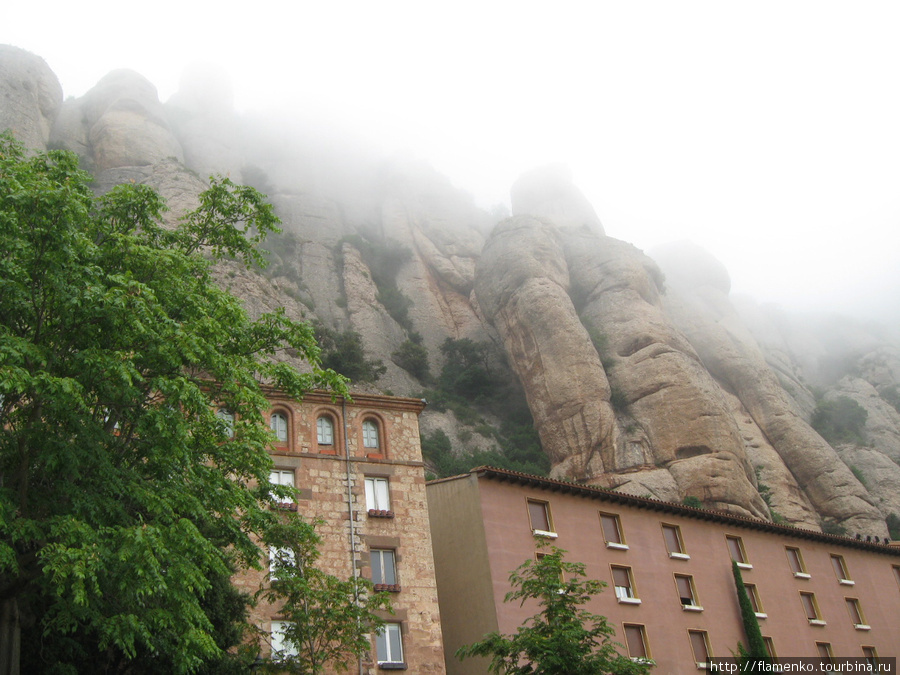 Montserrat-распиленная гора.Действующий мужской монастырь Монастырь Монтсеррат, Испания