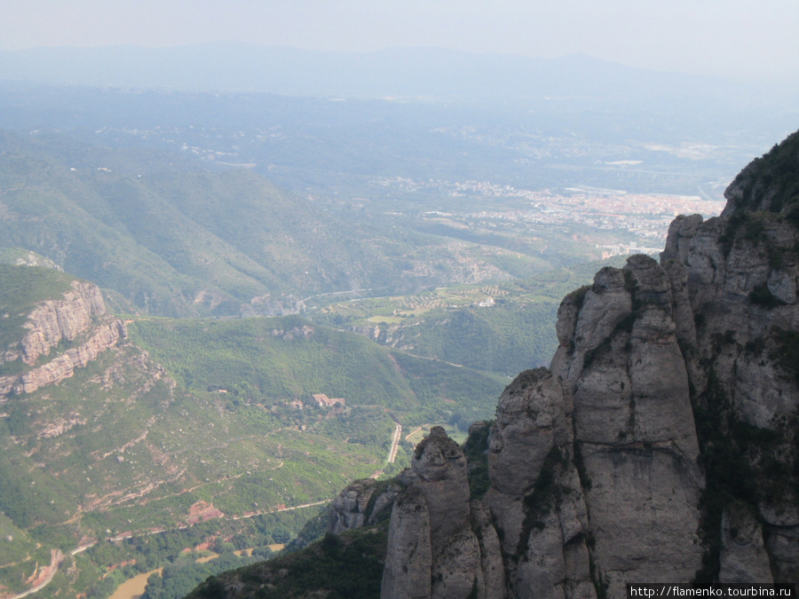 Montserrat-распиленная гора.Действующий мужской монастырь Монастырь Монтсеррат, Испания