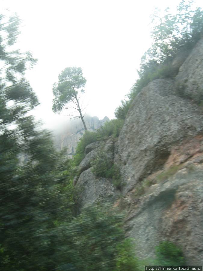 Montserrat-распиленная гора.Действующий мужской монастырь Монастырь Монтсеррат, Испания