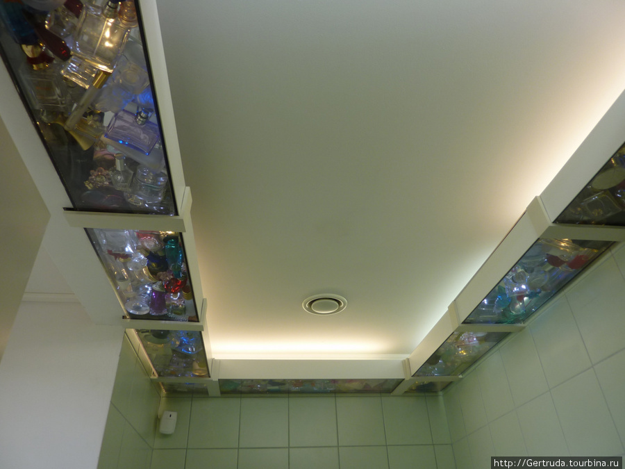 А это потолок в туалете. Санкт-Петербург, Россия