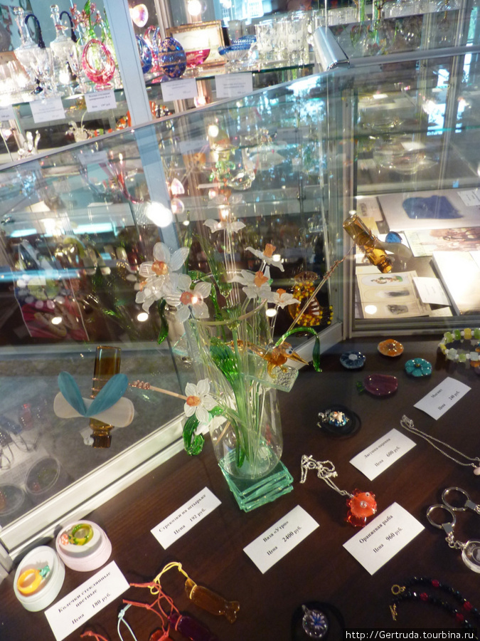 В магазине Музея стекла — ваза с цветами и мелкие изделия. Санкт-Петербург, Россия
