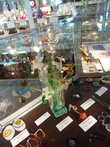 В магазине Музея стекла — ваза с цветами и мелкие изделия.