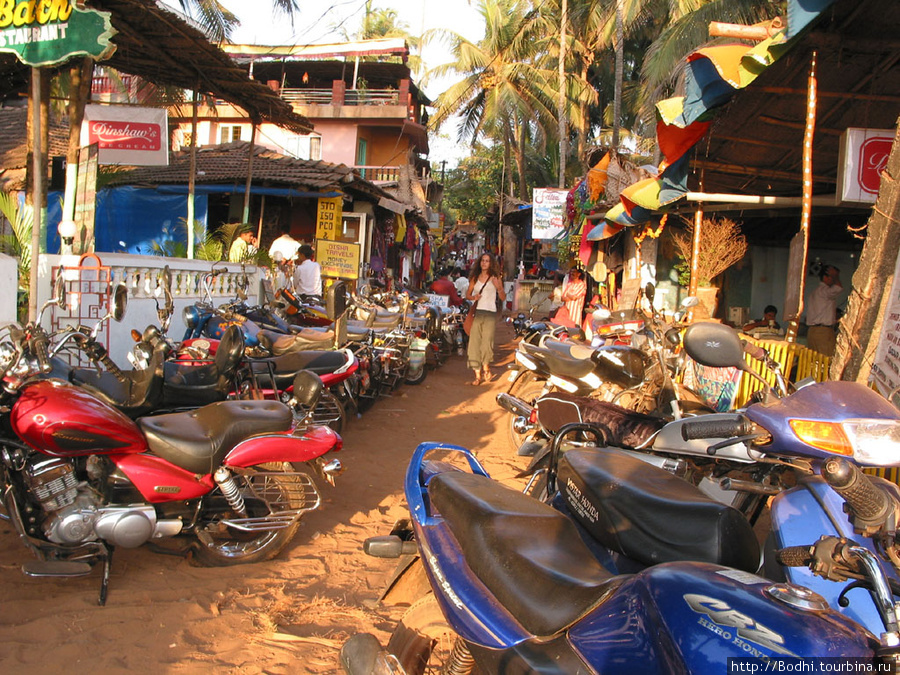 Улочка, ведущая от основного пляжа вглубь поселка с магазинами и коттеджами Арамболь, Индия