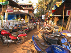 Улочка, ведущая от основного пляжа вглубь поселка с магазинами и коттеджами