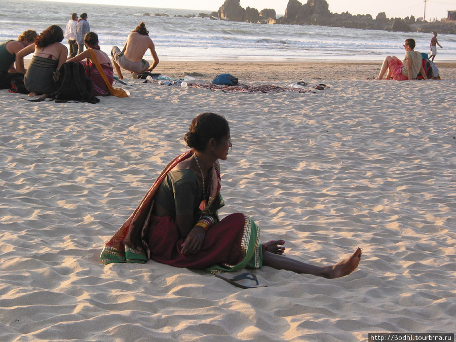 За теми дальними скалами — поворот, ведущий ко второму, более уединенному пляжу Арамболь, Индия