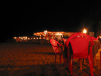 По вечерам стулья и столики выносятся прямо на пляж и начинается долгий ужин