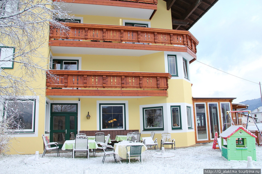Внешний вид отеля с боку,  терраса для отдыха и детская площадка Грис-на-Бреннере, Австрия