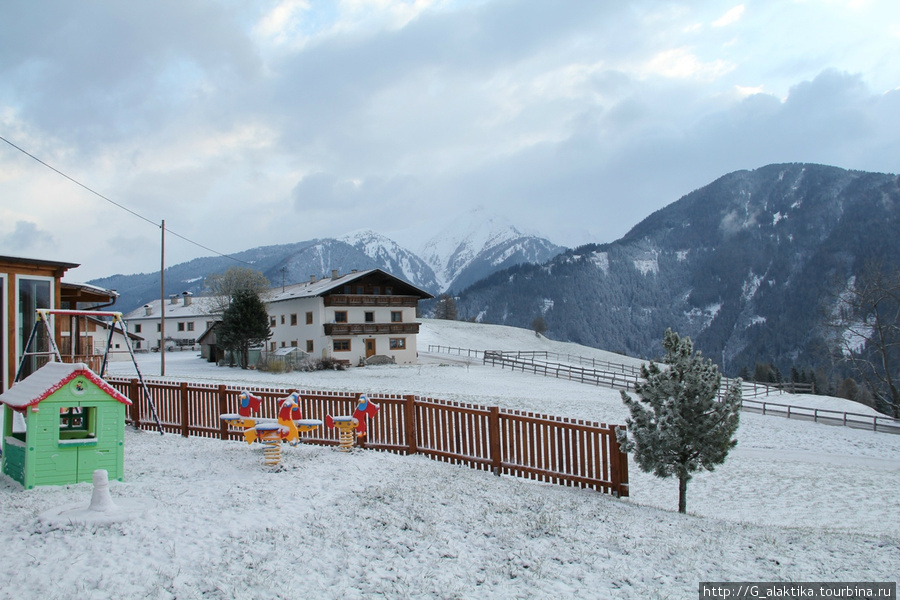 Детская площадка на фоне Альп Грис-на-Бреннере, Австрия