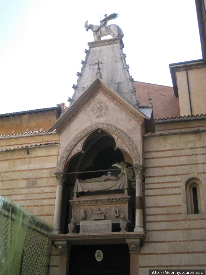 Захоронение знатных особ производилось в их же доме таким вот образом Верона, Италия