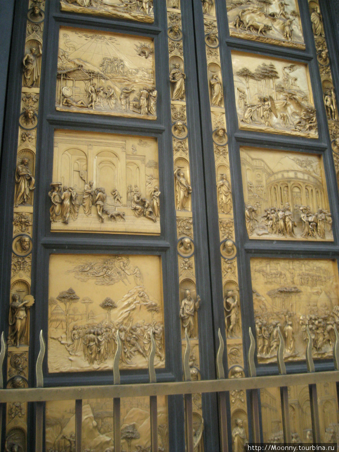 Двери Баптистерия из золота Флоренция, Италия
