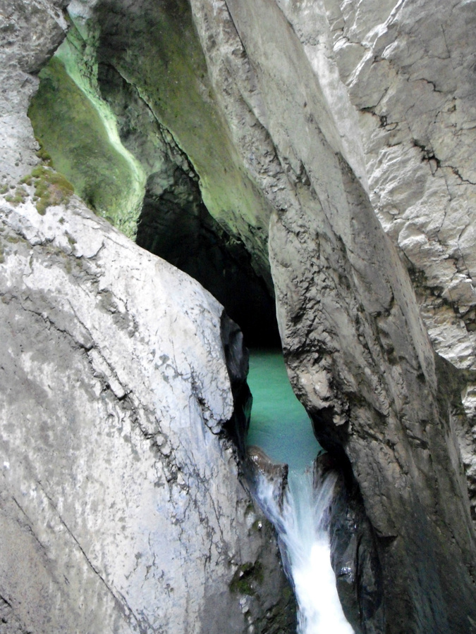 Водопад в скале Лаутербрюнен, Швейцария