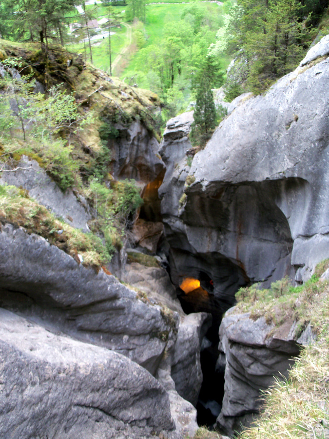 Водопад в скале Лаутербрюнен, Швейцария