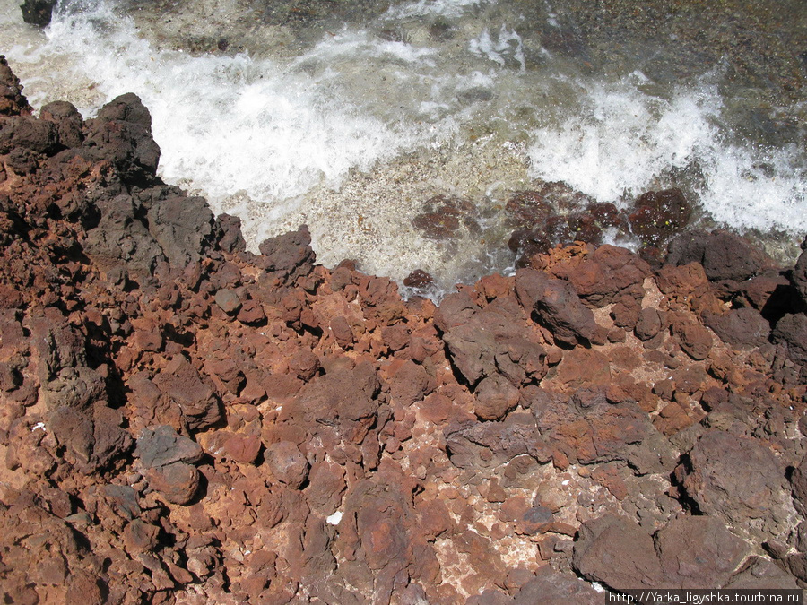 Коричневая лава, стекающая в океан Порт-Матурин, остров Родригес, Маврикий
