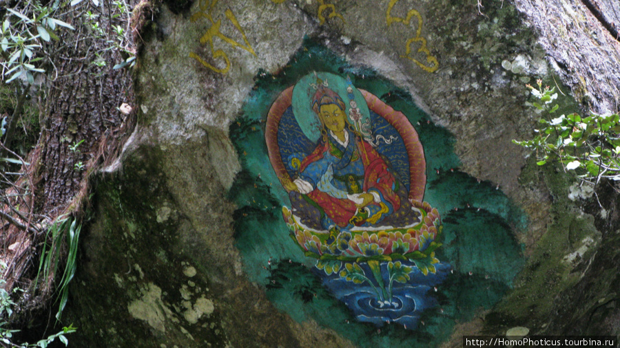 картины пишут просто даже на камнях. Падмасамбхава Район Паро, Бутан