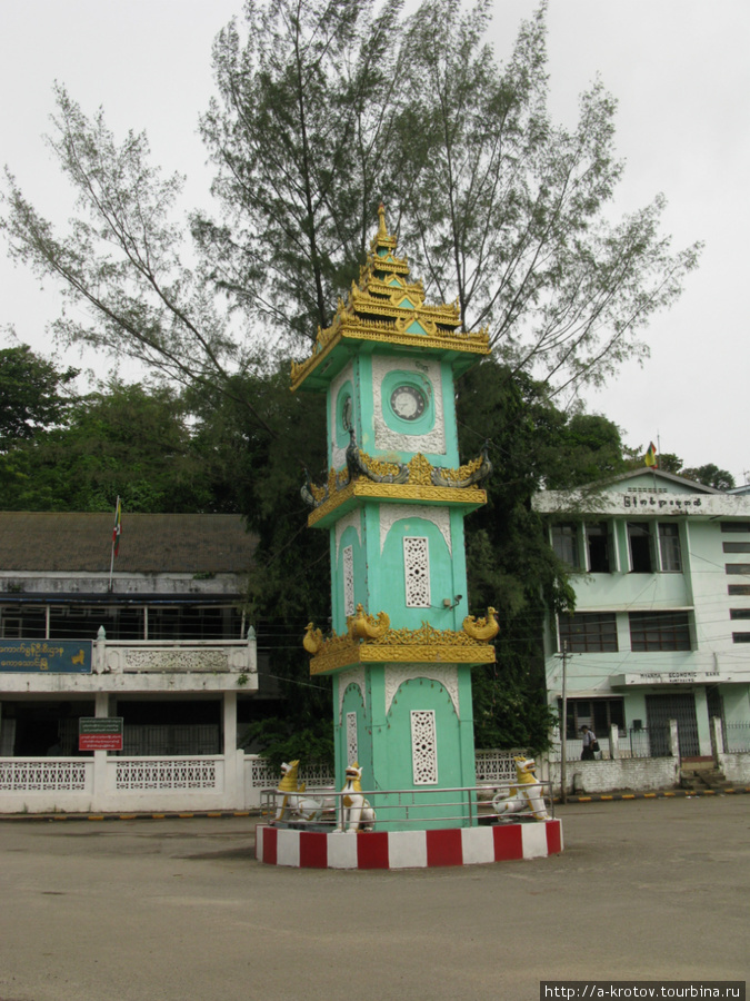 Часовая башня, со сломанными часами Котонг, Мьянма