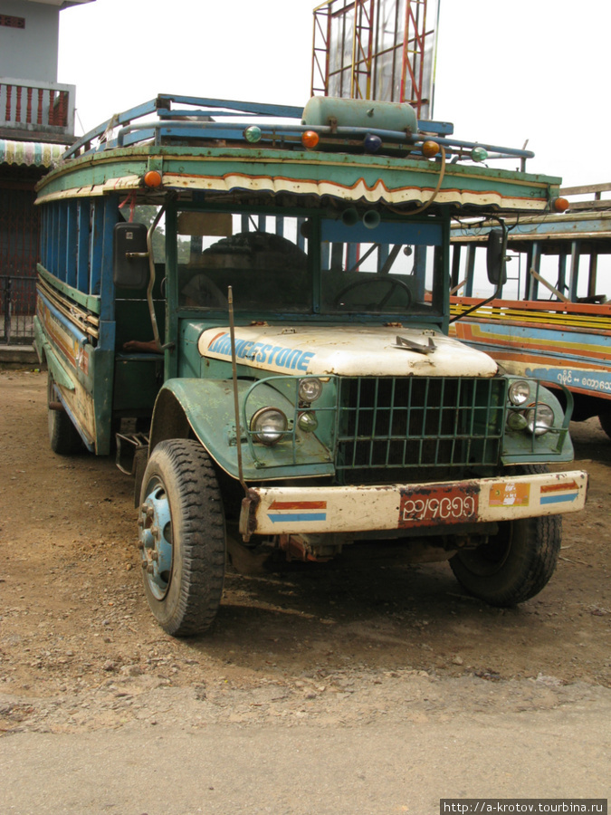 Много старых грузовиков Котонг, Мьянма