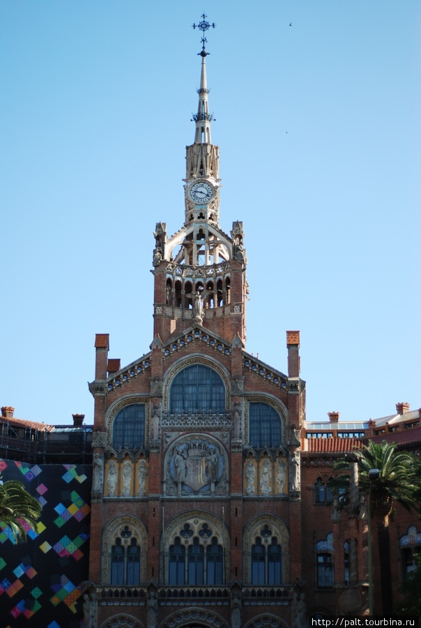 Центральный вход в больницу с часовой башней и административное здание Барселона, Испания