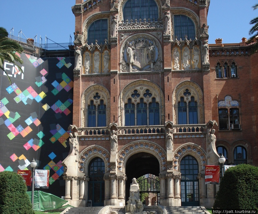 Центральный вход, перед ним бюст Пау Жиля, на деньги которого и строилась больница Барселона, Испания