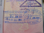 Многие иностранные туристы отправляются в Мьянму только на пять минут, для того, чтобы поставить в паспорт въездной и тут же выездной штамп. Выглядят штампы вот так