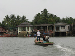 Вот на таких лодках пролив пересекают сотни местных жителей и десятки иностранцев каждый день