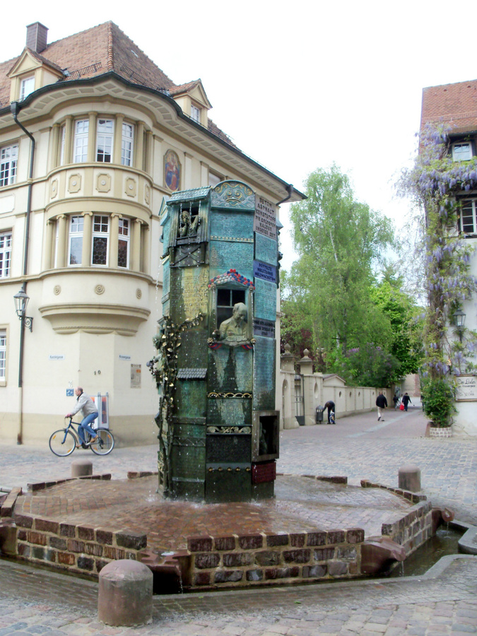 Необычный фонтан Münsterbrunnen