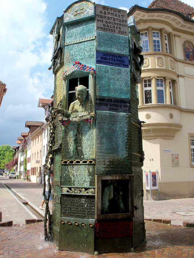 Необычный фонтан Münsterbrunnen Филлинген-Швеннинген, Германия