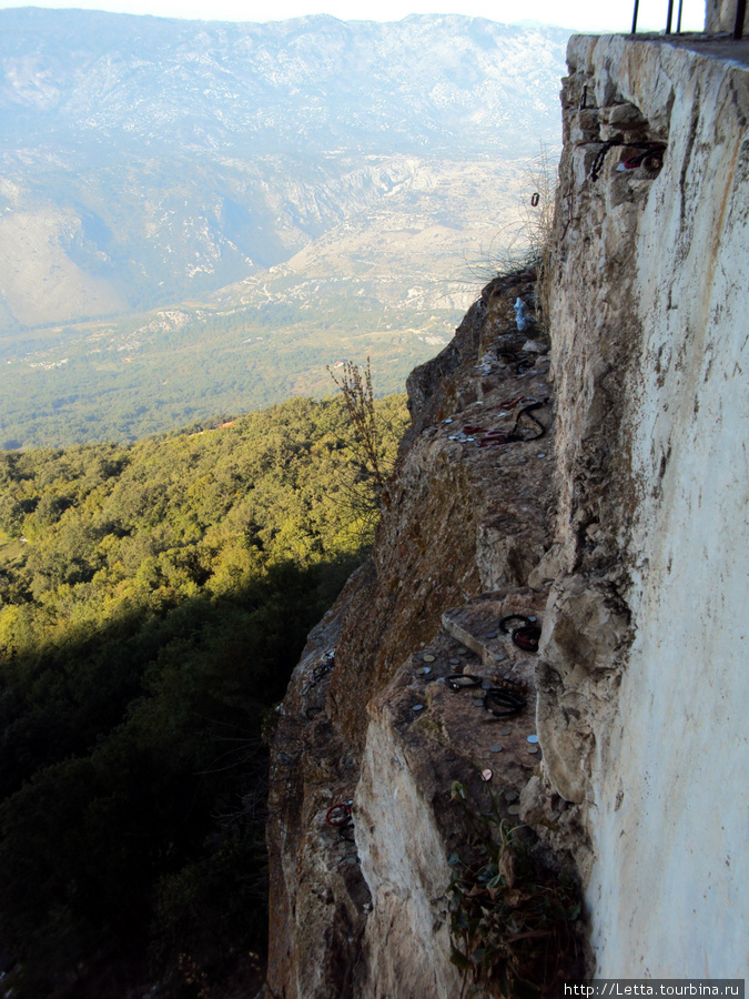 Отвесные стены монастыря монастырь Острог, Черногория