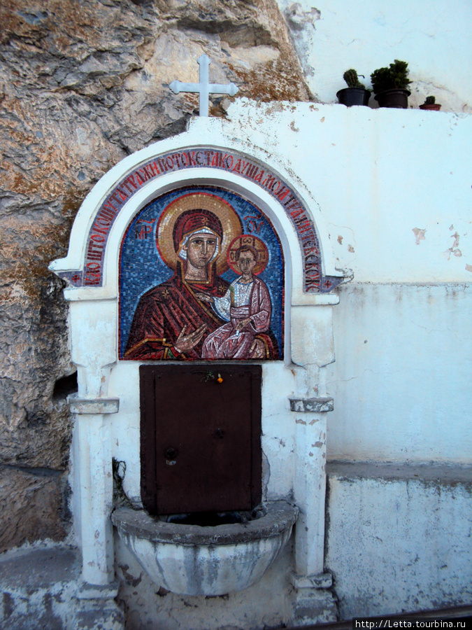 Дева Мария с младенцем монастырь Острог, Черногория