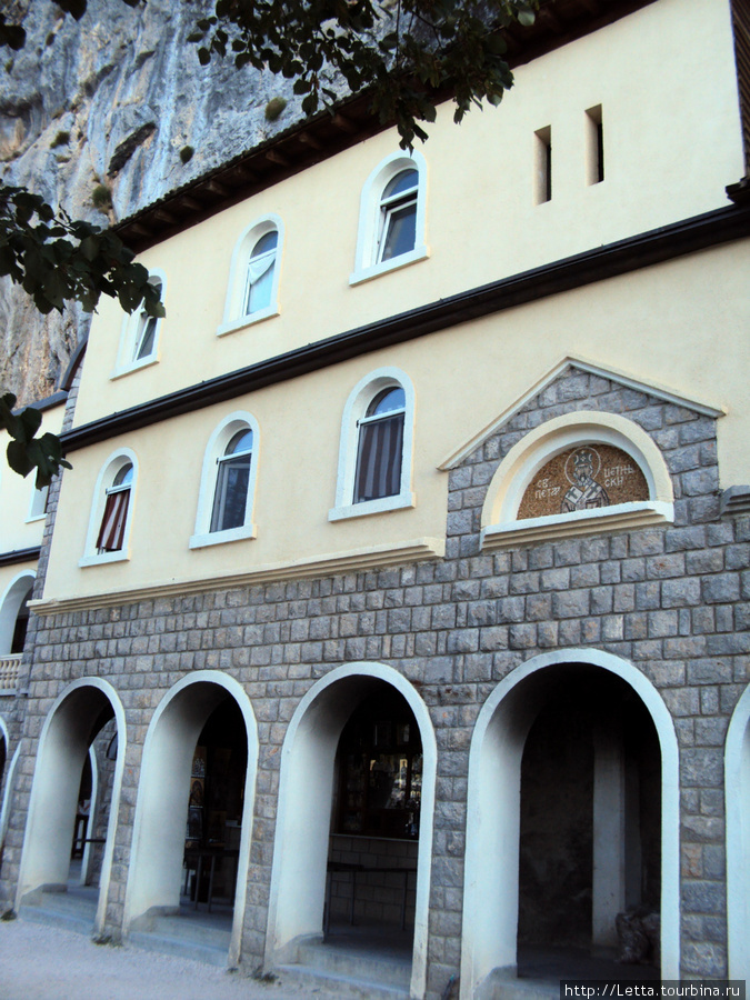 На первом этаже сувенирная лавка монастырь Острог, Черногория