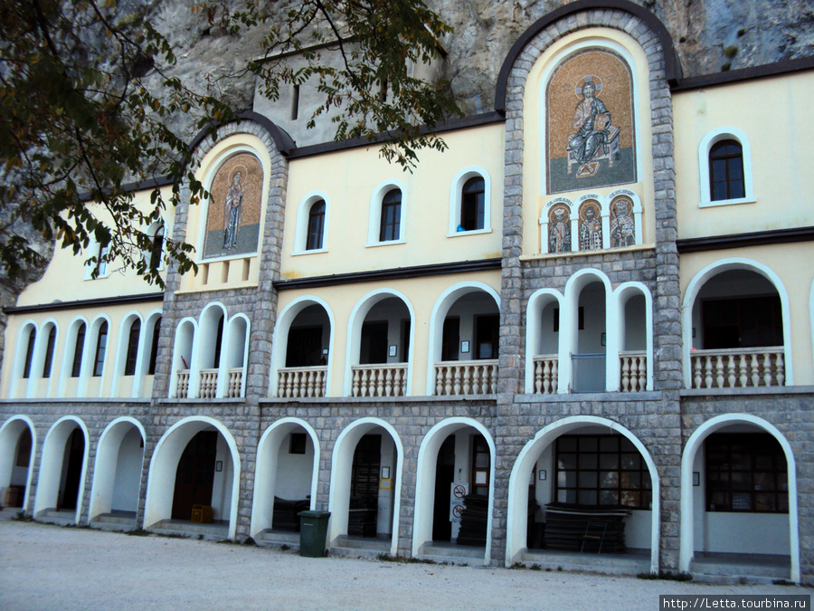 Крестовоздвиженская церковь (1665 год) монастырь Острог, Черногория