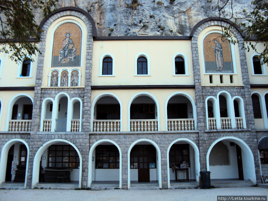 Фрески на фасаде монастырь Острог, Черногория