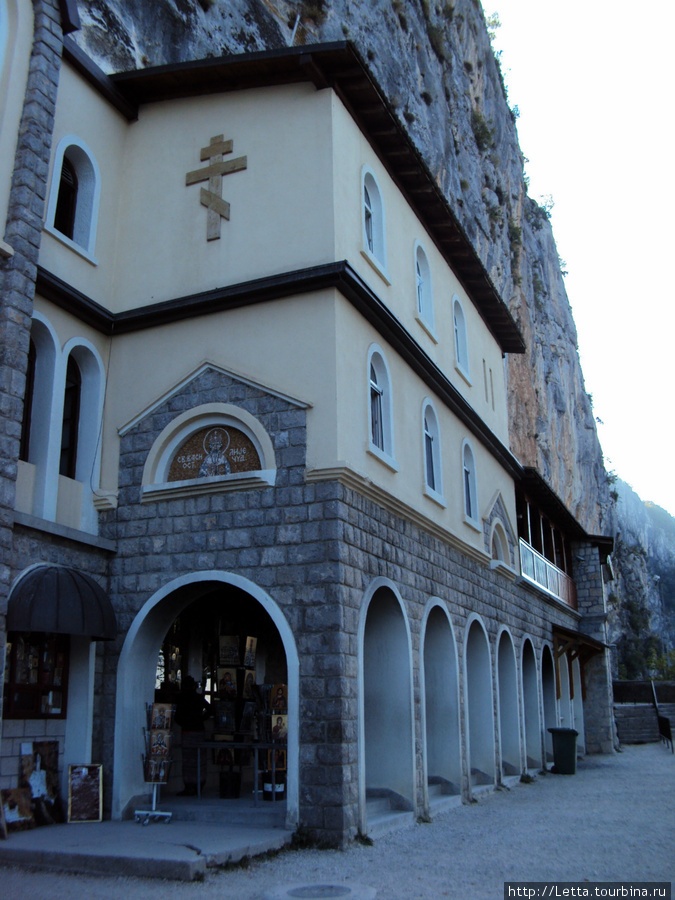 Паломников ждет кров монастырь Острог, Черногория