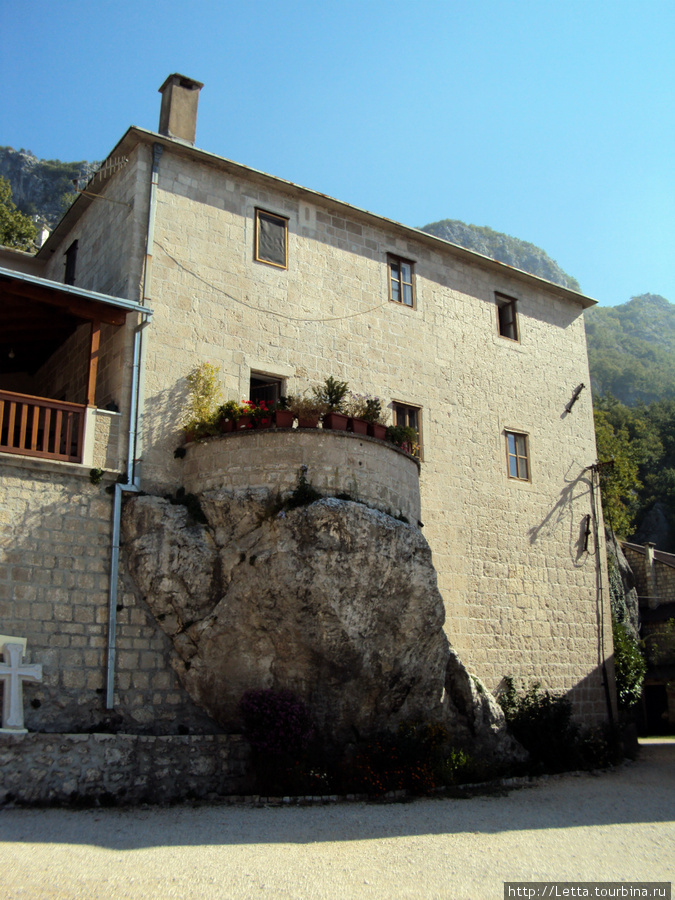 Дом со скальной клумбой монастырь Острог, Черногория